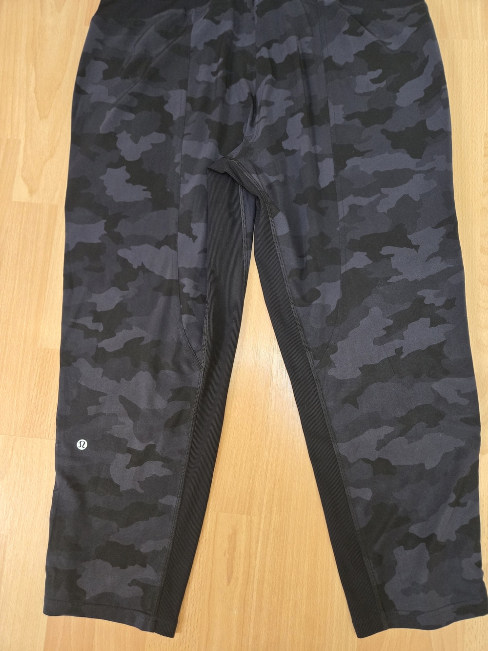 Lululemon Camo Joggers Pants Size 10 Ribbed Side Panels